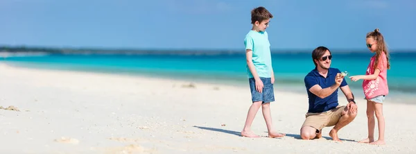Πατέρας Και Παιδιά Απολαμβάνουν Τις Διακοπές Στην Παραλία Στο Τροπικό — Φωτογραφία Αρχείου