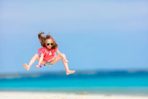 Glückliches Kleines Mädchen Strand Das Sommerurlaub Viel Spaß Hat — Stockfoto