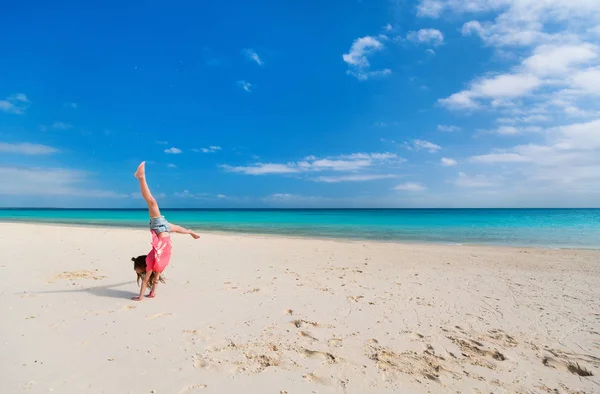 Ragazzina Felice Spiaggia Che Diverte Molto Vacanza Estiva — Foto Stock