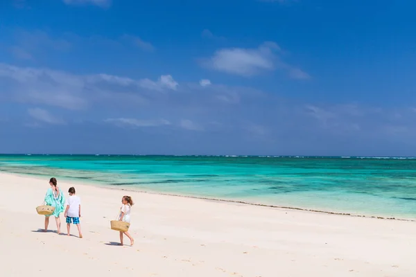 Familienmutter Und Kinder Genießen Tropischen Strandurlaub — Stockfoto