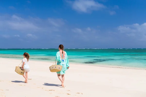 母亲和女儿享受热带海滩假期 — 图库照片