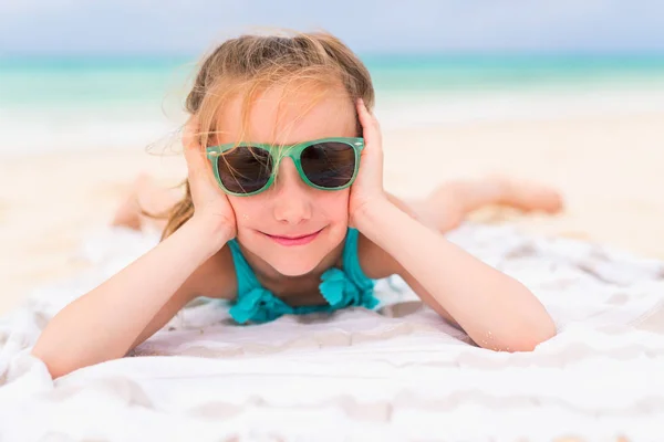 Adorable Niñita Acostada Una Toalla Playa Durante Las Vacaciones Verano —  Fotos de Stock