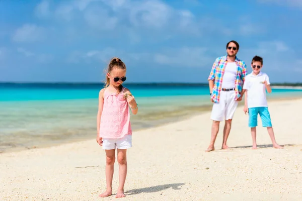 熱帯の島でビーチバケーションを楽しむ父と子供たち — ストック写真