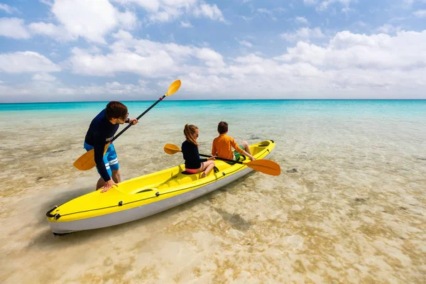 家庭父亲和孩子们在暑假期间在热带海洋水皮划艇 — 图库照片