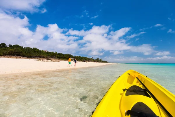 Färgglada Kajak Vacker Tropisk Strand Med Vit Sand Turkost Hav — Stockfoto