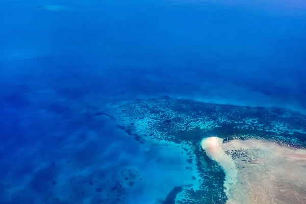 美丽的景色的珊瑚岛 Archipilago 在莫桑比克从上面 — 图库照片