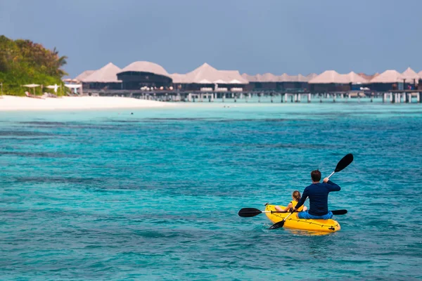 Familia Padre Hija Remando Coloridos Kayaks Amarillos Agua Tropical Del — Foto de Stock