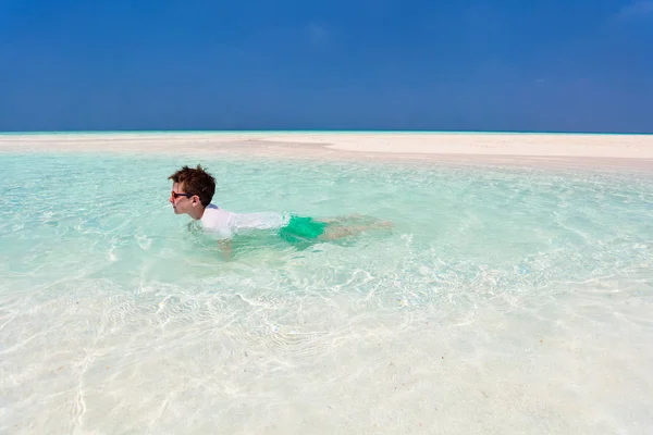 Adolescente Età Ragazzo Protezione Solare Rash Guard Sulla Spiaggia Tropicale — Foto Stock