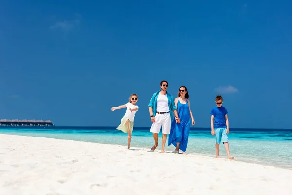 Ευτυχισμένη Όμορφη Οικογένεια Τροπικές Διακοπές Στην Παραλία — Φωτογραφία Αρχείου