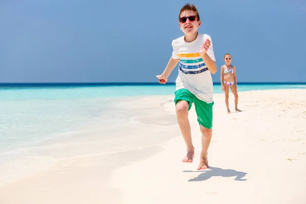 Kinderen Plezier Tropisch Strand Tijdens Zomer Vakantie Samenspelen Ondiep Water — Stockfoto