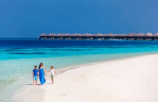 Familia Madre Hijos Disfrutando Vacaciones Playa Tropical — Foto de Stock