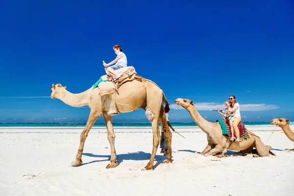 Familjen Mor Och Barn Rida Kameler Tropiska Vit Sandstrand — Stockfoto