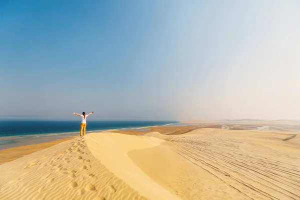 Jonge Vrouw Genieten Van Zandduinen Woestijn Van Qatar — Stockfoto