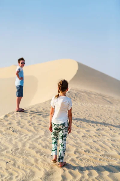 Niños Divirtiéndose Explorando Juntos Dunas Arena Desierto Qatar —  Fotos de Stock