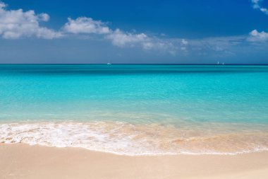 Karayipler 'deki Antigua adasında beyaz kum, turkuaz okyanus suyu ve mavi gökyüzü ile Idyllic tropikal plajı