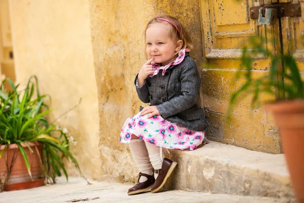 Şehirde Açık Havada Çok Güzel Küçük Kız Portresi — Stok fotoğraf