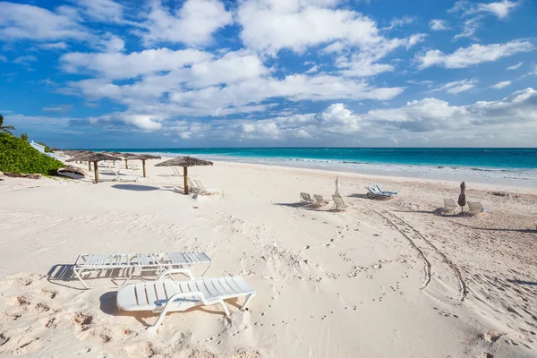 美丽的加勒比海滩上的热带草遮阳伞 — 图库照片