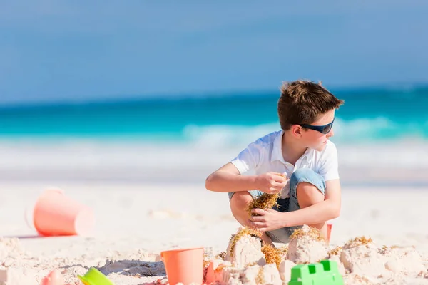 Chico Jugando Con Arena Playa Vacaciones Verano — Foto de Stock