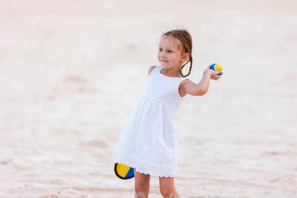 Lille Pige Spiller Strand Tennis Ferie - Stock-foto