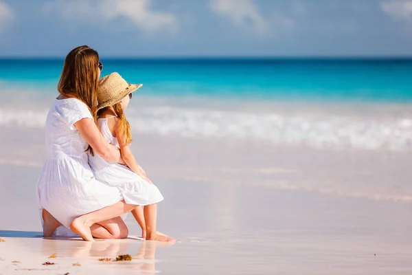 Visão Traseira Mãe Filha Praia Caribe — Fotografia de Stock