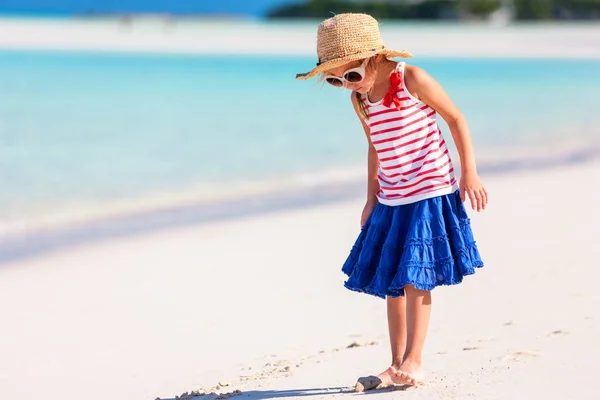 Αξιολάτρευτο Κοριτσάκι Στην Παραλία Κατά Διάρκεια Των Καλοκαιρινών Διακοπών — Φωτογραφία Αρχείου