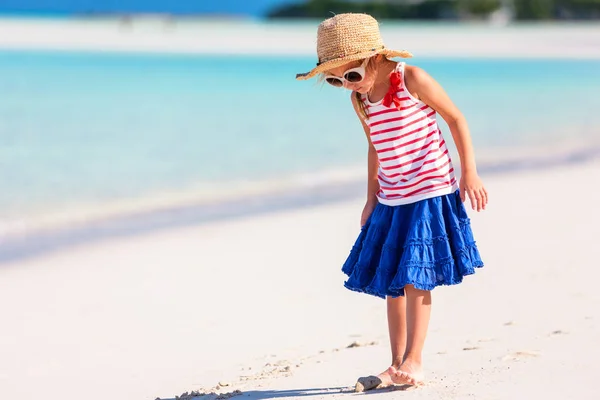 Schattig Klein Meisje Aan Het Strand Tijdens Zomervakantie — Stockfoto