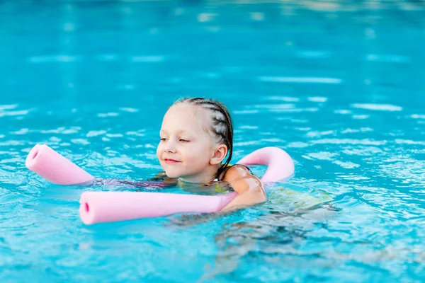 Entzückendes Kleines Mädchen Schwimmbad — Stockfoto