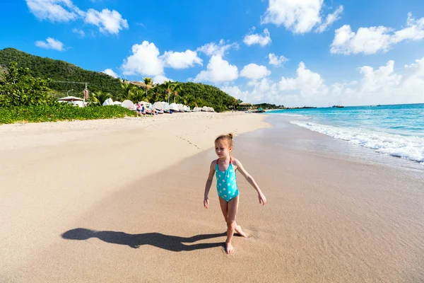 Liebenswertes Kleines Mädchen Strand Während Der Sommerferien — Stockfoto