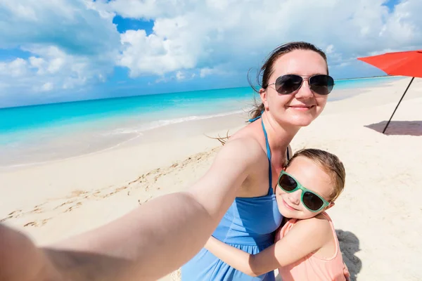 Mutlu Aile Anne Sevimli Küçük Kızı Plajda Selfie Alarak — Stok fotoğraf