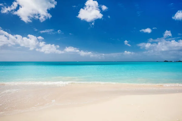 Idyllisch Tropisch Strand Met Wit Zand Turquoise Oceaanwater Blauwe Lucht — Stockfoto