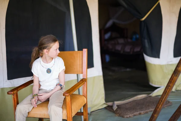贅沢な休暇を楽しんでいるアフリカのサファリのテントの小さな女の子 — ストック写真