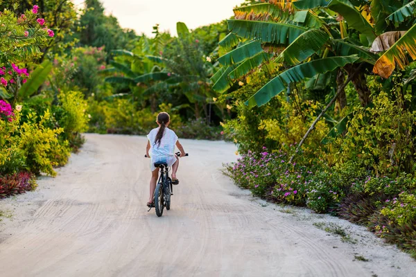 Schattig Meisje Fietsen Tropische Eiland Instellingen Hebben Plezier — Stockfoto