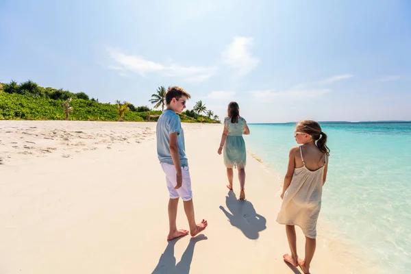 Familienmutter Und Kinder Genießen Tropischen Strandurlaub — Stockfoto