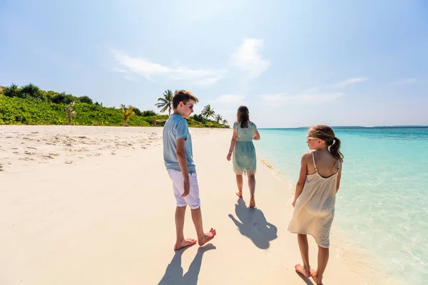 Famille Mère Enfants Profitant Vacances Plage Tropicale — Photo