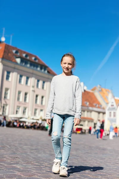 Příležitostný Portrét Holčička Venku Starém Městě Tallinn Letním Dni — Stock fotografie