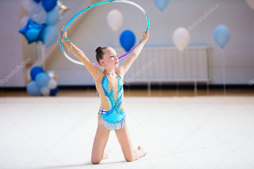 Fotos de Adorable Chica Competición Gimnasia Rítmica Con Aro