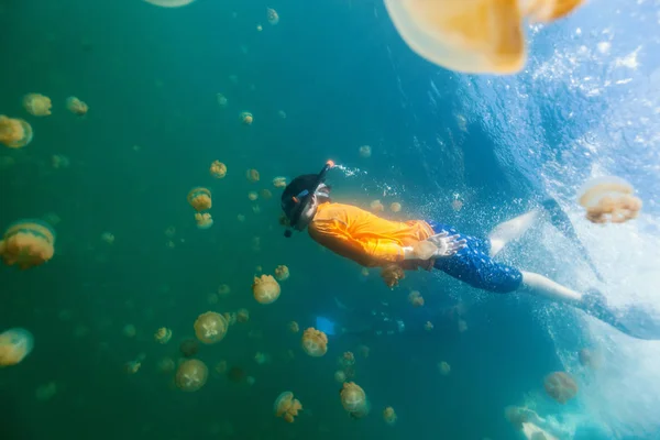 Undervattensfoto Barn Dykning Med Endemisk Stingless Maneter Sjön Palau Snorkling — Stockfoto