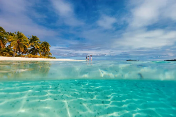 Famiglia Madre Figli Sulla Spiaggia Tropicale Dell Isola Aitutaki Isole — Foto Stock