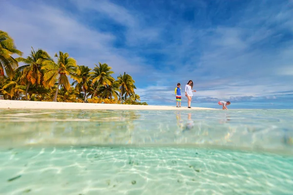 Mor Och Barn Familj Tropical Beach Aitutaki Island Cooköarna Södra — Stockfoto
