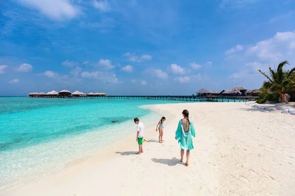 Οικογένεια Μητέρα Και Παιδιά Απολαμβάνουν Τροπική Παραλία Διακοπές — Φωτογραφία Αρχείου