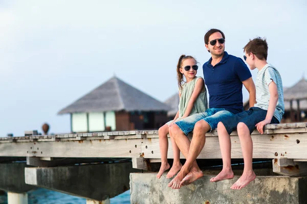 Feliz Bela Família Pai Filhos Livre Molhe Madeira Durante Férias — Fotografia de Stock