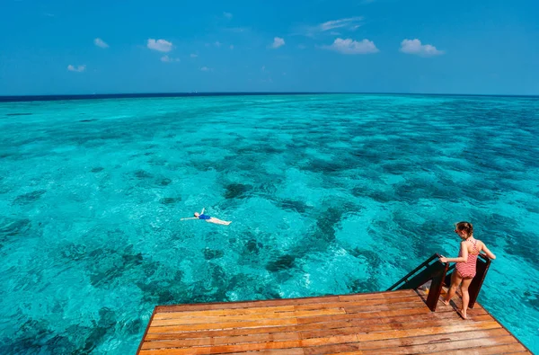 Moeder Dochter Houten Dok Van Overwater Villa Maldiven — Stockfoto