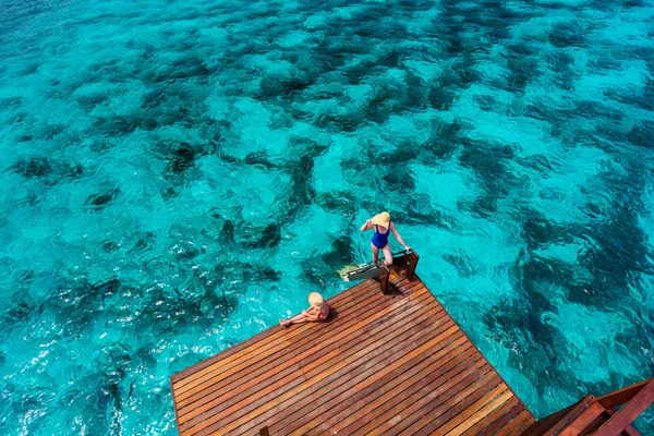 Mère Fille Quai Bois Villa Sur Eau Aux Maldives — Photo