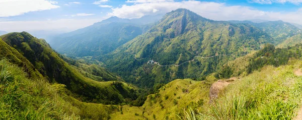 スリランカのリトル アダムス ピークからの山々や茶畑の息をのむような景色 — ストック写真