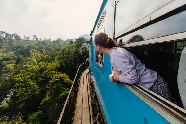 スリランカの高地にある茶畑でエラからキャンディへの電車に乗る若い女性 — ストック写真