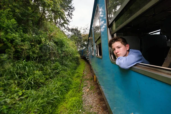 Εφηβικό Αγόρι Απολαμβάνοντας Τρένο Από Ella Kandy Μεταξύ Των Φυτειών — Φωτογραφία Αρχείου
