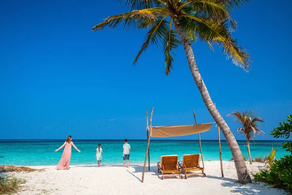 Familia Madre Hijos Disfrutando Vacaciones Playa Tropical — Foto de Stock