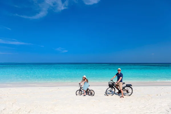 Ojciec Jej Małą Córeczkę Rowerach Tropikalnej Plaży Wspólna Zabawa — Zdjęcie stockowe