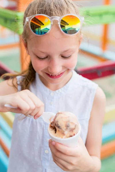 Adorable Girl Eating Chocolate Ice Cream Outdoors Summer Day — Stock Photo, Image