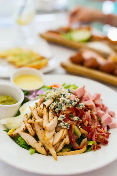 Heerlijke Cobb Salade Met Tomaten Sla Knapperig Spek Kipfilet Hardgekookte — Stockfoto